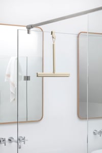Stierka na sprchový kút Brabantia ReNew s háčikom na dvere – silikónová kefa a stierka na sklo a dlaždice – protišmyková rukoväť – Soft Beige 3