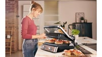 Grătar electric Braun MultiGrill 7 CG7020 3 în 1, Contact Grill, BBQ și Cuptor, suprafață mare de gătire (12 burgeri), 2000 W, 230°, compatibil cu mașina de spălat vase, tavă de scurgere pentru grăsimi 8