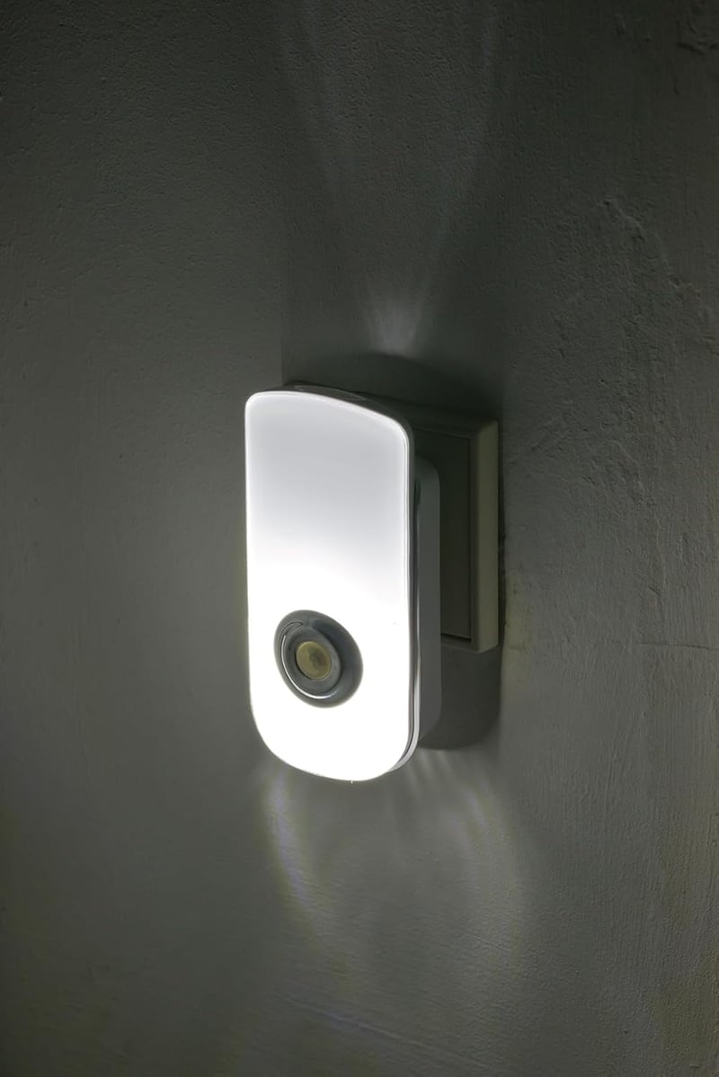 Lampă de siguranță cu LED Brennenstuhl cu senzor de mișcare și funcție de lanternă - Design nou de lumină de orientare