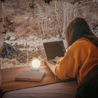 BRILONER Mini LED stolná lampa bezkáblová IP54 s dotykovým ovládaním, plynulo stmievateľná, vymeniteľná batéria, guľový tvar, vonkajšia, 10x8 4
