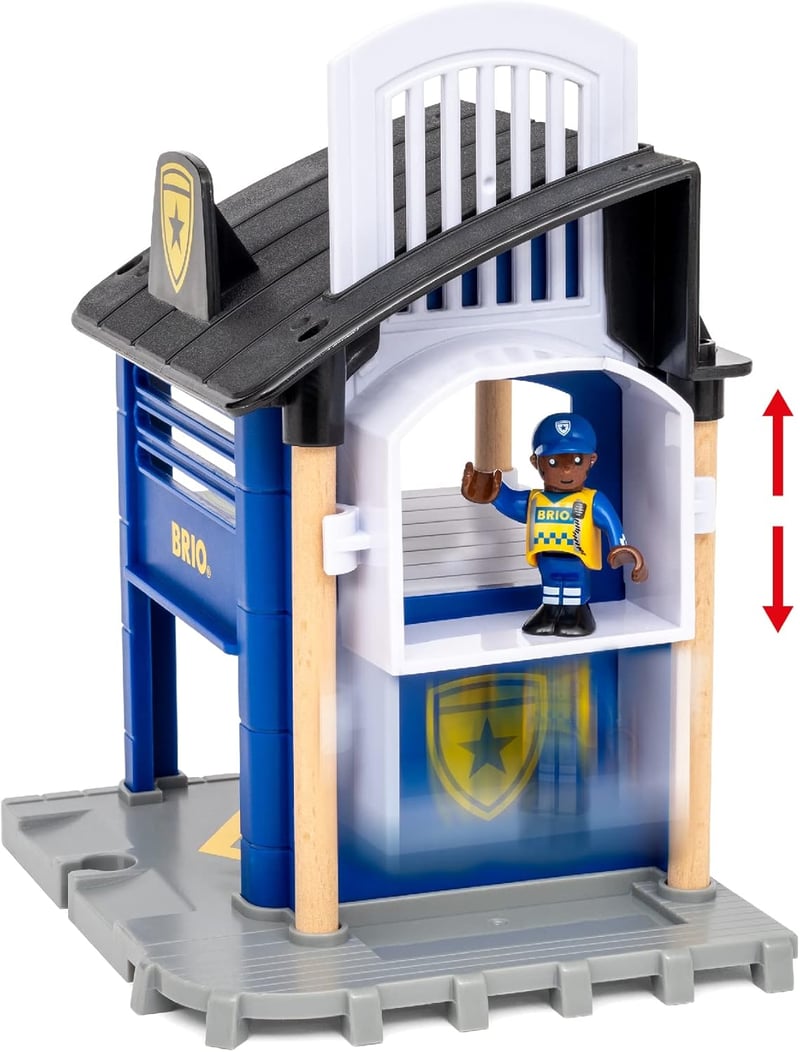 BRIO World Deluxe Rendőrségi és Tűzoltósági Készlet - Fa Mentőállomás Szett Rendőrséggel, Tűzoltóvonattal és Helikopterrel - 3 Éves Kortól
