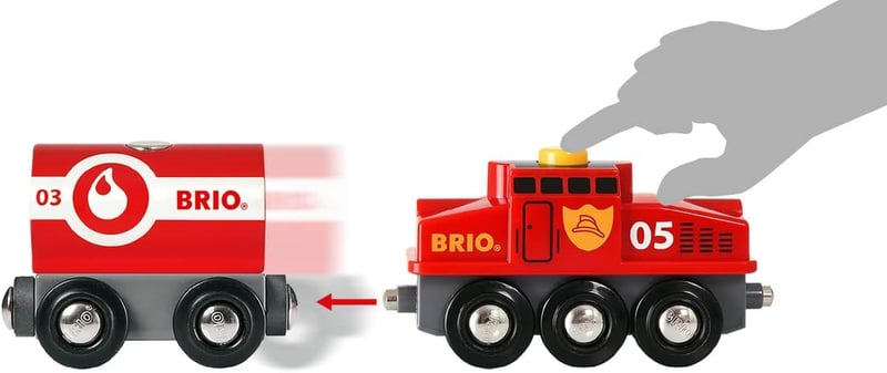 BRIO World Deluxe Rendőrségi és Tűzoltósági Készlet - Fa Mentőállomás Szett Rendőrséggel, Tűzoltóvonattal és Helikopterrel - 3 Éves Kortól