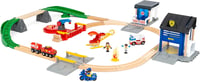 BRIO World Deluxe Rendőrségi és Tűzoltósági Készlet - Fa Mentőállomás Szett Rendőrséggel, Tűzoltóvonattal és Helikopterrel - 3 Éves Kortól 3