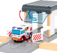 BRIO World Deluxe Rendőrségi és Tűzoltósági Készlet - Fa Mentőállomás Szett Rendőrséggel, Tűzoltóvonattal és Helikopterrel - 3 Éves Kortól 5