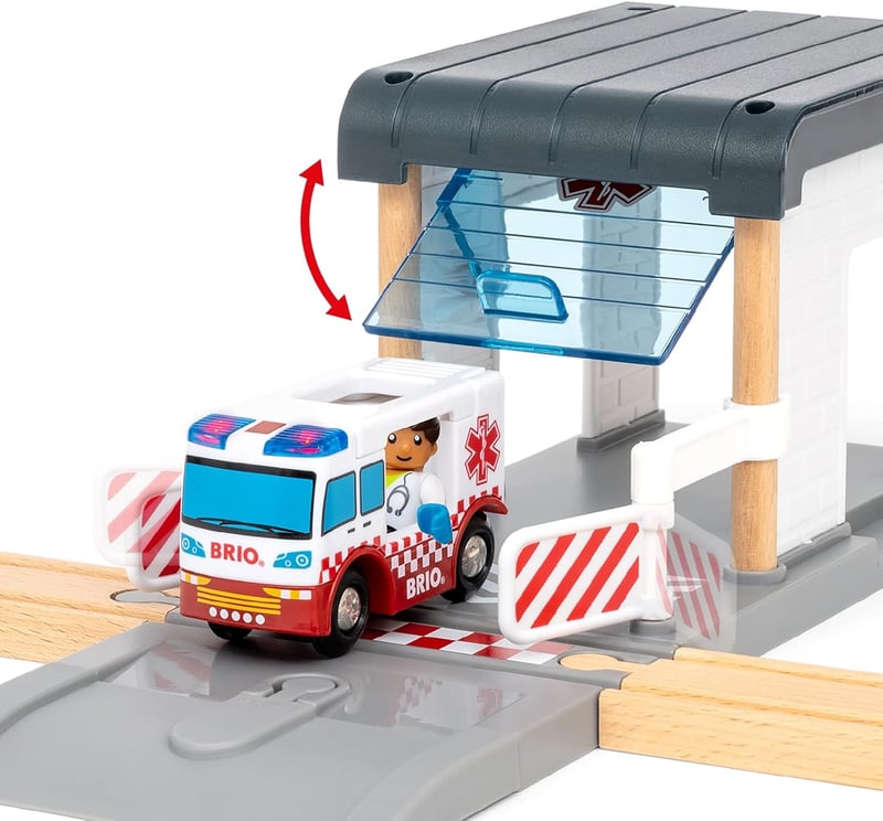 BRIO World Deluxe Rendőrségi és Tűzoltósági Készlet - Fa Mentőállomás Szett Rendőrséggel, Tűzoltóvonattal és Helikopterrel - 3 Éves Kortól