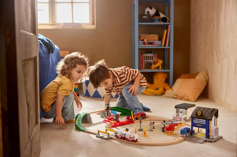 BRIO World Deluxe Rendőrségi és Tűzoltósági Készlet - Fa Mentőállomás Szett Rendőrséggel, Tűzoltóvonattal és Helikopterrel - 3 Éves Kortól
