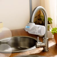 Filtračný systém na vodu z vodovodu BRITA ON TAP Pro V-MF s 1 filtračnou vložkou (600 l) – filtrácia 99,99 % baktérií, PFAS, mikroplastov a ťažkých kovov, digitálny 4