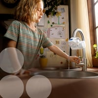 Filtračný systém na vodu z vodovodu BRITA ON TAP Pro V-MF s 1 filtračnou vložkou (600 l) – filtrácia 99,99 % baktérií, PFAS, mikroplastov a ťažkých kovov, digitálny 8