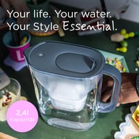BRITA Style Essential vrč za filtriranje vode, kameno plavi, 2,4 L - sa Smart Light LED indikatorom, poklopcem na preklop, stane u hladnjak, MAXTRA PRO Pure Performance 2