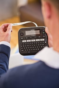 Kompaktná stolná tlačiareň štítkov Brother PT-D210 – čierno-biela, 12 mm TZe páska, množstvo symbolov, na kancelárske použitie 5