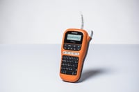 Prenosný štítkovač Brother PT-E110 – pre pásky TZe 3,5–12 mm, na označovanie káblov, oranžový 3