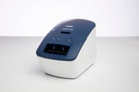 Brother QL-600B Professzionális Címkenyomtató – Direkt Termikus Technológia, USB Csatlakozás, Vonalkód Nyomtatás, Automata Vágó 1