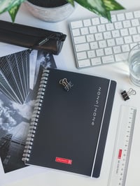 Agendă școlară BRUNNEN (2025/2026) "Plain Black" – 2 pagini = 1 săptămână, A5, 208 pagini, copertă PP, negru 7