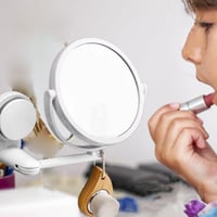 Kozmetické nástenné zrkadlo Bustlwor s 3-násobným zväčšením, otočné o 360°, obojstranné, s prísavkou, biele, 17,5x18,5 cm, na líčenie 7