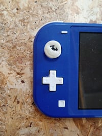 Consolă portabilă Nintendo Switch Lite albastră – defectă — defectă, pentru piese: joystick stâng deteriorat, capac spate cu abțibilduri (stare: vezi poza a 2-a) 3