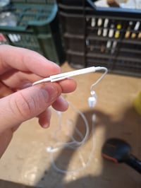 Apple EarPods slúchadlá s USB-C konektorom, biele – kompatibilné s iPhone 15 a iPad, vstavaný mikrofón a ovládanie hlasitosti (repasované) 2