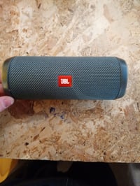 Boxă portabilă Bluetooth JBL Flip Essential 2 — defectă, funcționează parțial: se închide imediat după pornire (stare: vezi a 2-a imagine) 2