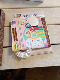 Kreatív súprava na výrobu víťazných stúh Lena Happy Horse Hobby Horse pre deti – 4 rozety, medaila, trblietavá plsť a šablóny na diplomy, od 6 rokov 5