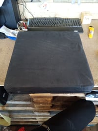 PEPE Mobility antidekubitný sedací vankúš na invalidný vozík z pamäťovej peny 42x42x8 cm, čierny, na zmiernenie tlaku — použitý (stav: pozri 2. obrázok) 2