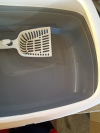 Amazon Basics Nagy Nyitott Macskaalom Tál Lapáttal, Fehér/Szürke, 50,5 x 38 x 20 cm, Könnyen — karcos belső rész (állapot: lásd a 2. képet) 4