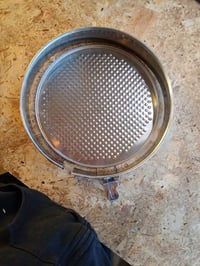 Formă de tort rotundă cu arc IBILI 28 cm, din oțel inoxidabil, cu clemă — defectă, funcționează parțial: clemă deteriorată și incompletă (stare: vezi a 2-a fotografie) 3