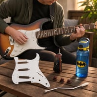 Első riffek hangulatcsomag: Strat koptatólap + Bluetooth zseberősítő + tremolókar + 3 db gitárgomb + 0,5 l 1