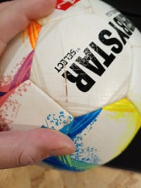 Derbystar Bundesliga Brillant Replica v22 focilabda, 5-ös méret, szivárványos színű — mély vágás a szivacsban (állapot: lásd a 2. képet) 2