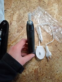 Oral-B iO Series 2 električna četkica za zube crna, 1 zamjenska glava, 3 načina čišćenja — bez stalka za četkicu (stanje: vidi 2. sliku) 4
