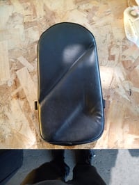 Scaun pentru bicicletă KRYMXAR pentru copii, montare pe portbagaj, cu căptușeală groasă — piele cojită, cataramă desfăcută, zgâriat (stare: vezi a 2-a poză) 3