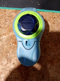 DYMO Junior Embosser uređaj za utiskivanje naljepnica za djecu i odrasle za kućnu upotrebu, ergonomski dizajn 2