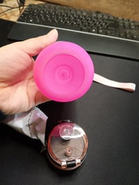Bidon pentru copii KollyKolla 500 ml – Sticlă de apă sportivă cu marcaj de timp și sistem anti-scurgere — vopsea uzată, fisură fină (stare: vezi a 2-a imagine) 2