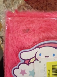 Hello Kitty és Barátai plüss jegyzetfüzet A5 vonalas puha borítóval lányoknak, rózsaszín, fekete festékes (állapot: lásd a 2. képet) 3