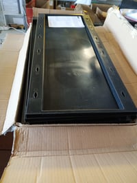 Keter Linear plastični vrtni ormar za odlaganje s pretincem za metle, crno-sivi, 68x39x173 cm, 2 vrata, 3 police, plave ručke 4