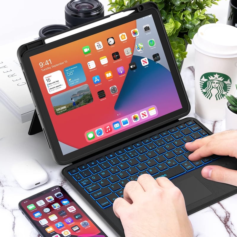 seenda iPad 10 Generációs Tok QWERTZ Bluetooth Billentyűzettel - 7 Színű Háttérvilágítás, Érintőpad, Tolltartó, Levehető Billentyűzet, 10.9"