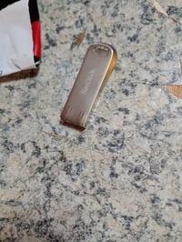 USB kľúč SanDisk Ultra Luxe 256 GB USB 3.2 Gen 1, rýchlosť čítania 400 MB/s, kovové telo, strieborná farba, ochrana heslom, používaný 2