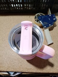 Termoska Stanley Quencher H2.0 FlowState s rúčkou, 1,2 l, ružovo-fialový vzor — Chýba slamka (stav: pozri 2. obrázok) 3