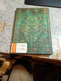 Paperblanks 2027 Smaragdno zeleni cvjetni Grande tjedni planer, 1 tjedan = 2 stranice, vertikalni — oštećena stražnja korica (stanje: vidi 2. sliku) 4