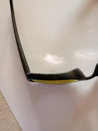 Slnečné okuliare Alpina Kosmic s čiernym matným rámom, zrkadlovými sklami Ceramic Mirror v červenej farbe, nerozbitné, 100% UV ochrana, vhodné na outdoor a každodenné nosenie. 4