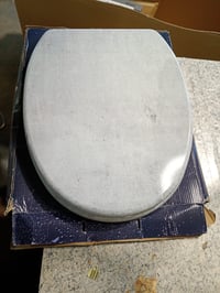 Capac WC oval Sanilo cu model de beton - Capac toaletă din MDF cu aspect de lemn și închidere lentă (Soft-Close) — set de fixare incomplet (stare: vezi a 2-a imagine) 3