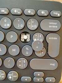 Logitech Pebble Keys 2 K380s Bluetooth vezeték nélküli billentyűzet — Az egyik billentyű foglalata törött (állapot: lásd a 2. képet) 3