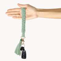Breloc Macrame CAPASTEC Bohemia pentru Femei - Inel de Chei cu Cruce Împletită Scurtă, Ciucure și Pompon de Pluș, Verde, 1 buc. 6