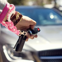 Șnur scurt pentru chei CAPASTEC cu model floral pentru femei, roz, 1 buc, breloc tip brățară din macrame boem din bumbac 3