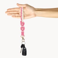 Șnur scurt pentru chei CAPASTEC cu model floral pentru femei, roz, 1 buc, breloc tip brățară din macrame boem din bumbac 6