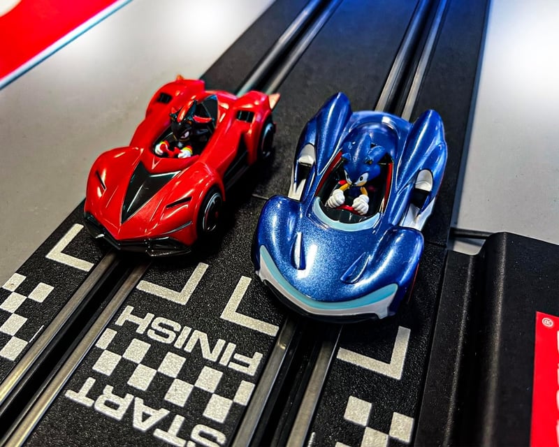 Carrera GO Sonic the Hedgehog 4.9 Autópálya - Hivatalos SEGA Versenypálya Sonic és Shadow Figurákkal, Hurokkal, 1:43 Méretarány, 6+ Éves Kor