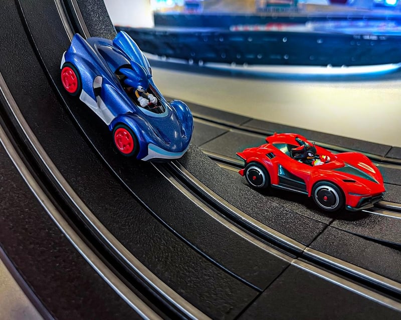 Carrera GO Sonic the Hedgehog 4.9 Autópálya - Hivatalos SEGA Versenypálya Sonic és Shadow Figurákkal, Hurokkal, 1:43 Méretarány, 6+ Éves Kor