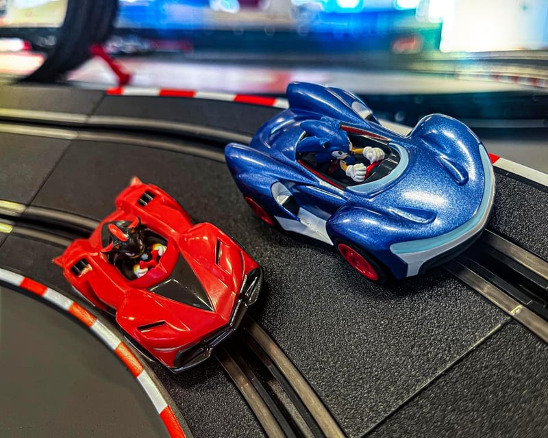 Carrera GO Sonic the Hedgehog 4.9 Autópálya - Hivatalos SEGA Versenypálya Sonic és Shadow Figurákkal, Hurokkal, 1:43 Méretarány, 6+ Éves Kor