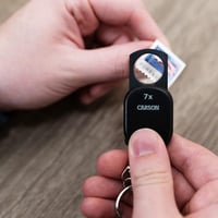 Carson Clip & View 7x Pop-Up Nagyító Kulcstartóval (GN-70) - Összecsukható Zsebnagyító Kulcskarikával 5
