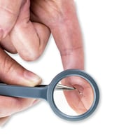 Carson MagniGrip LED zväčšovacia lupa 4,5x s precíznou pinzetou, MG-88 – sivá 4