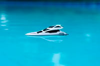 RC motorový čln Carson Modellsport Nano Racer Yacht RTR biela – diaľkovo ovládaná loď pre začiatočníkov aj pokročilých 4