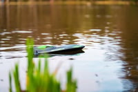 RC čln Carson Waveracer Brushless 2.4GHz RTR – diaľkovo ovládaný čln pre deti aj dospelých, vrátane diaľkového ovládania 5